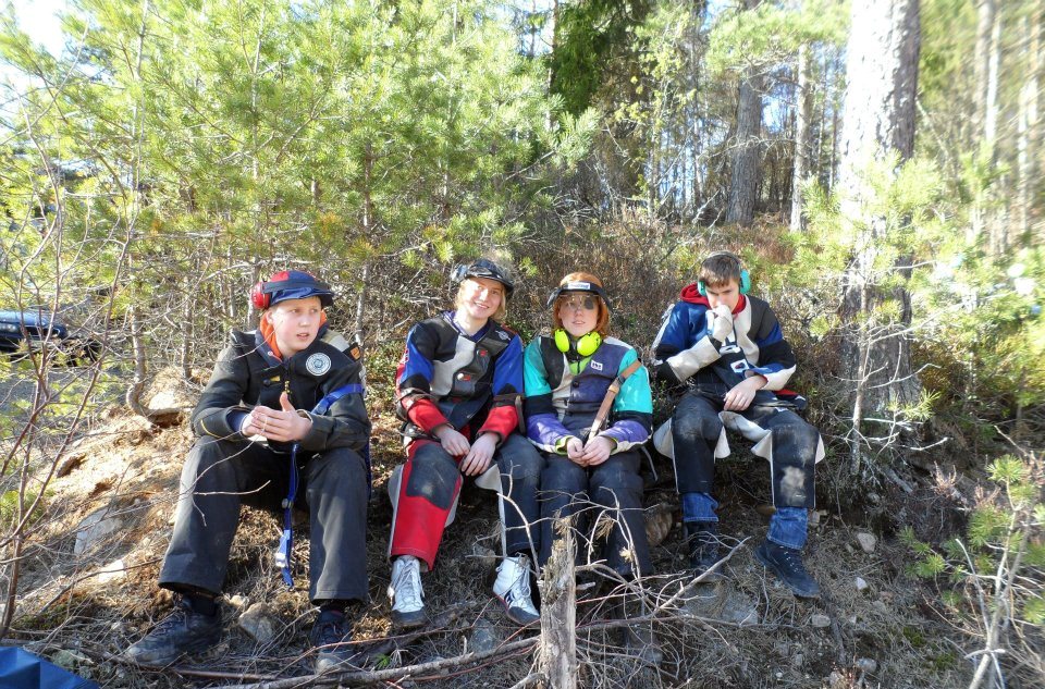 Fra Samlagsstevne Felt 2011 som ble arrangert av Grindølen Skytterlag. Vi ser fra venstre Jørn Håkon Stølen, Ruth Jane Rossevatn, Karen Oline Jacobsen og Rune Rossevatn som venter på finaleskytingen.