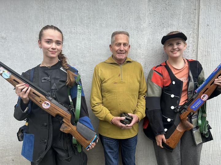 Harald Jensen fra Lyngdal vinner klasse V73, her flankert av Reidun og Tone