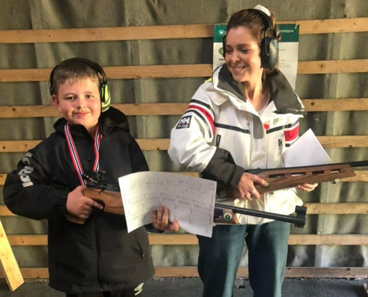 Nye stevnedeltakere; Bjørn Wilhelm Fedog Aarnes og Sunniva Fedog med god skyting