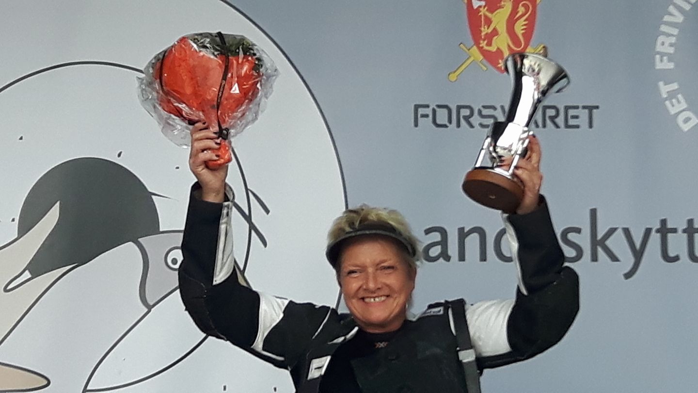 Wenke Blien fra Flikka Skytterlag med Normapokalen (Foto: May Elin Frøyland)