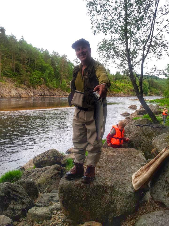 Geir Lie med fangsten under Nødinsgsfossen