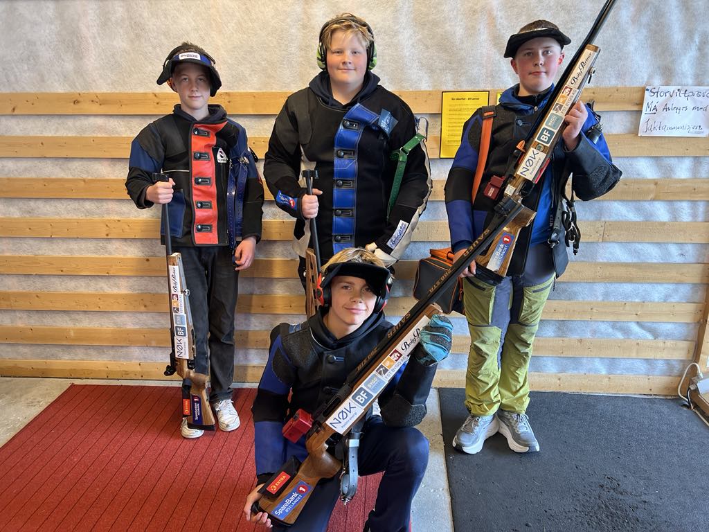 Godt fornøyde skyttere etter siste stevnet Brekken/Aursund :) Fra venstre: Jonas, Andreas, Tarjei. Marius foran.