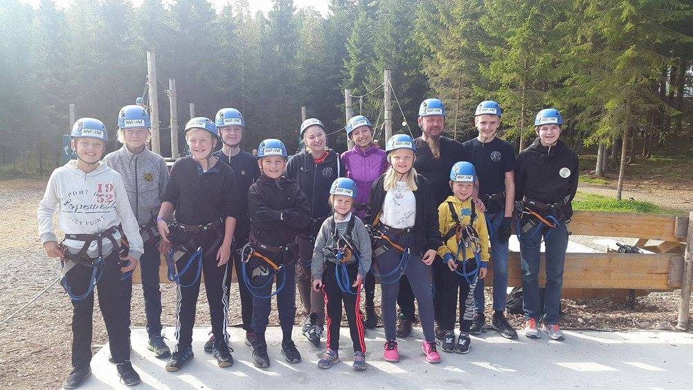 Hele gjengen samlet til en dag i trærne