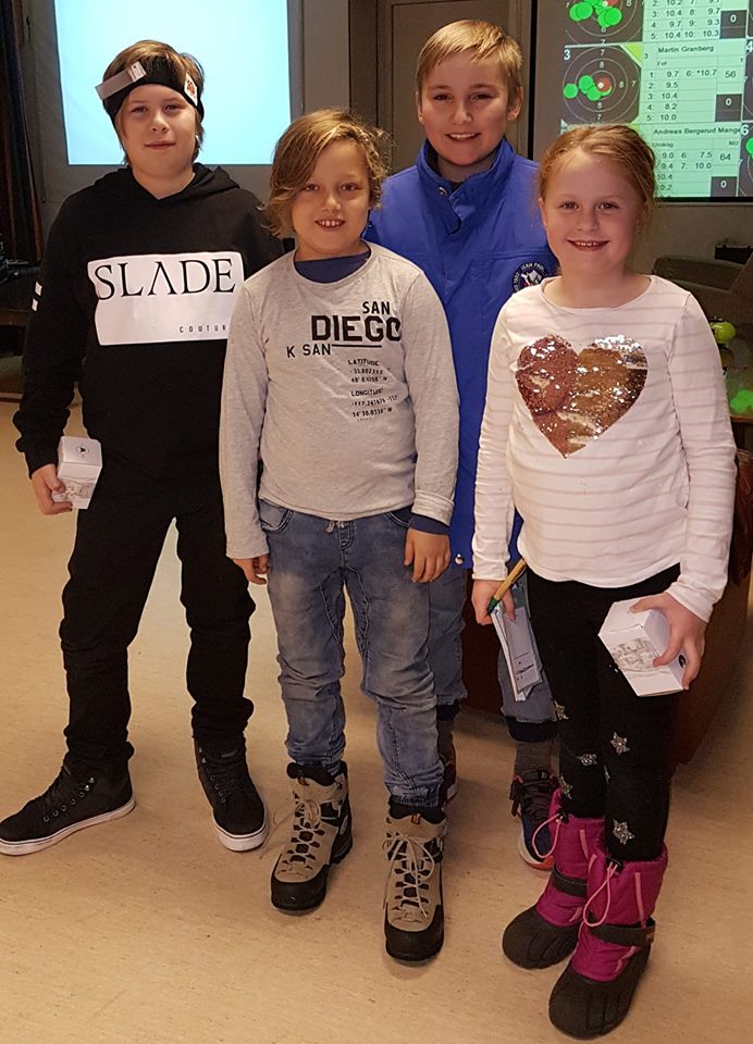 NU-skyttere og Kristian Martinsen etter skyting. 