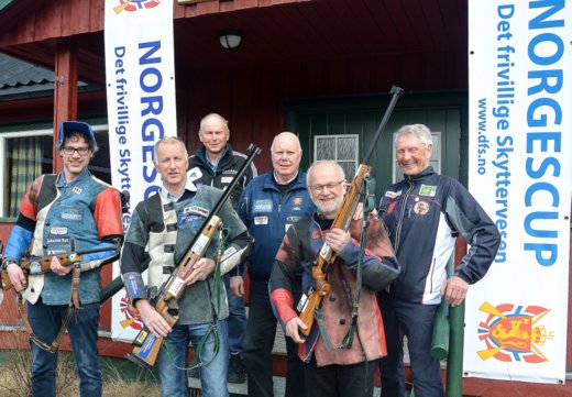 Ordførere og skytterlagsledere i skjønn forening. Fra v. Bergsvein Salbu, Tynset kommune, Svein Borkhus, Alvdal kommune og Arnfinn Nergård, Os kommune. Bak fra v. Hans Sollid, Alvdal skytterlag, Per Kr. Bangen, Tynset skytterlag og Egil Wikan, Nora skytterlag