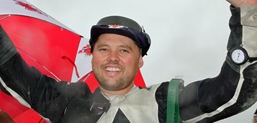 Tor Harald Lund jubler etter at han for andre år på rad er blitt nordisk mester i feltskyting.