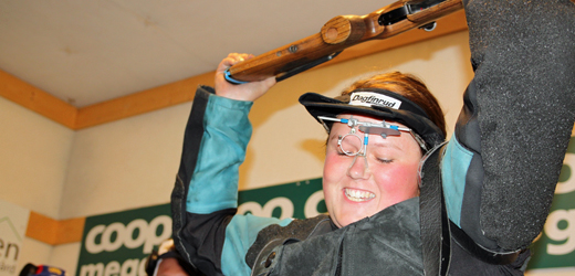 Eileen Torp jubler etter å ha blitt nordisk ungdomsmester i baneskyting. 