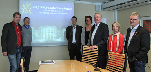 Fra venstre: Ass. gen.sekr. Terje Vestvik, Oblt. Jan Erik Nilsen, U.dir. Jostein Jacobsen, Styremedl. Heidi Skaug, Leder Arne Solli, Sekr. Birgit W. Botngård og Gen.sekr. Jarle Tvinnereim 