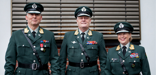 Fra venstre: GIHV Tor Rune Raabye, Forsvarssjef Harald Sunde og avtroppende GIHV Kristin Lund. (Foto: Vetle Hallås, Forsvarets mediesenter ) 